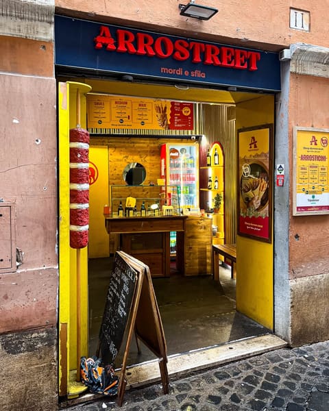 L'ingresso di Arrostreet in Via dei Chiavari 11