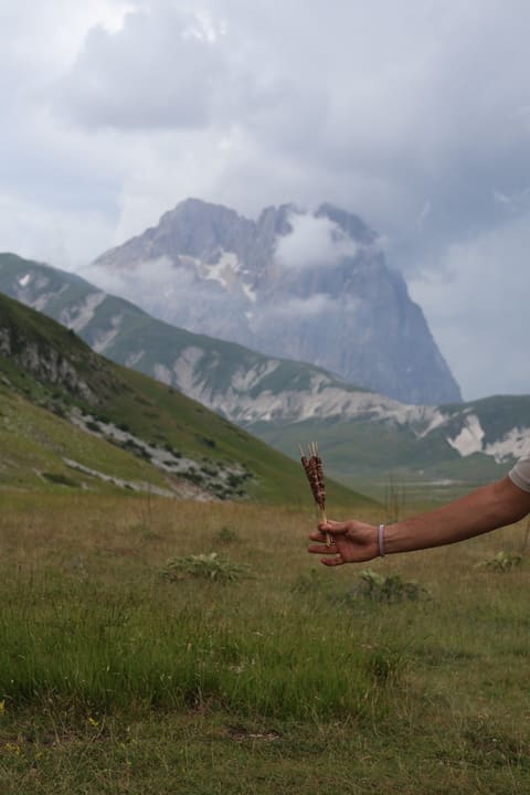 Un arrosticino davanti al Gran Sasso, in Abruzzo